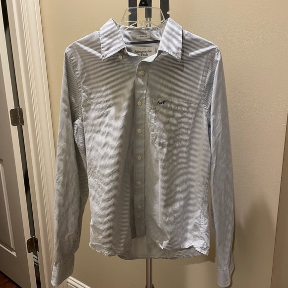 Abercrombie muscle button down shirt in a blue and white stripe. Size large. - Picture 1 of 4